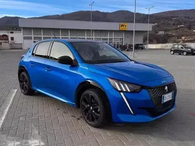 Usata Peugeot 208 GT 131 CV (96 kW) 2024 Blu Utilitaria