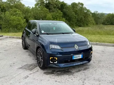 Käytetty Renault R5 Iconic 77 kW (106 HP) 2025 Sininen Viistoperä