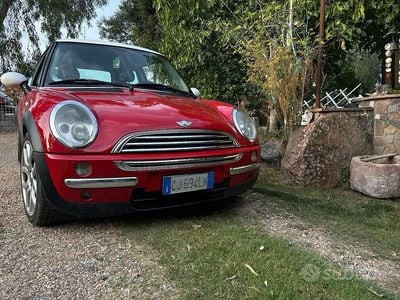 Begagnad Mini One D 75 HK (55 kW) 2004 Röd Halvkombi