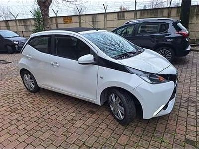Begagnad Toyota Aygo 69 HK (50 kW) 2016 Vit Halvkombi