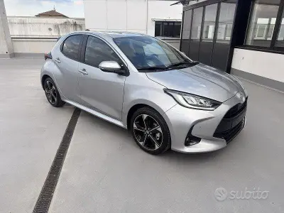 Nuova Toyota Yaris Hybrid Lounge 2025 Grigio Berlina