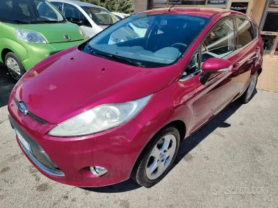 Usata Ford Fiesta Titanium 68 CV (50 kW) 2011 Viola Berlina