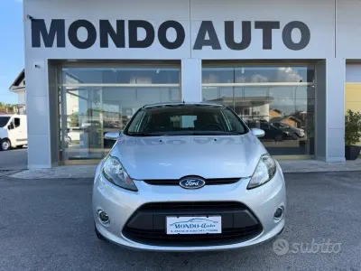 Usata Ford Fiesta 70 CV (51 kW) 2012 Grigio Berlina