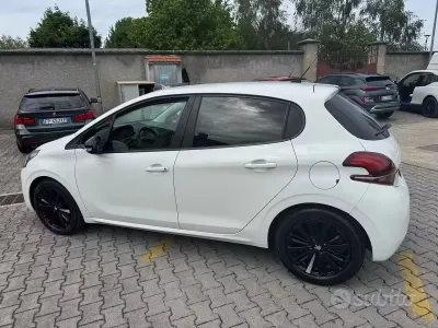 Usata Peugeot 208 82 CV (60 kW) 2018 Bianco Utilitaria
