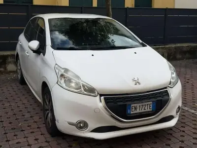 Usata Peugeot 208 Access 82 CV (60 kW) 2012 Bianco Utilitaria