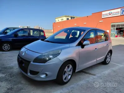 Usata Renault Scénic 110 CV (80 kW) 2010 Grigio Monovolume