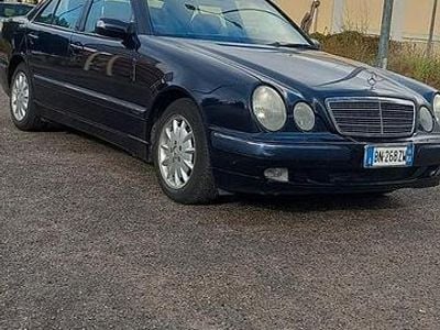Usata Mercedes E220 143 CV (105 kW) 2000 Blu Berlina