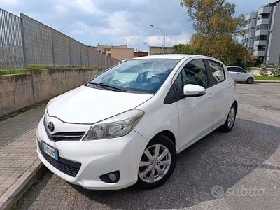 Usata Toyota Yaris Lounge 99 CV (72 kW) 2011 Bianco Utilitaria