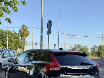Usata Volvo V40 Kinetic 120 CV (88 kW) 2017 Nero Berlina