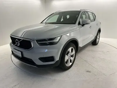 Usata Volvo XC40 Momentum 129 CV (94 kW) 2022 Argento SUV