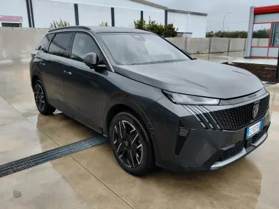 Usado Peugeot 5008 Allure 149 CV (109 kW) 2025 Gris SUV