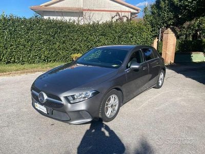 Usata Mercedes A180 Business 116 CV (85 kW) 2019 Nero metallizzato Berlina
