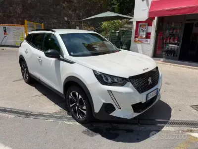 Usata Peugeot 2008 Allure 102 CV (75 kW) 2022 Bianco SUV