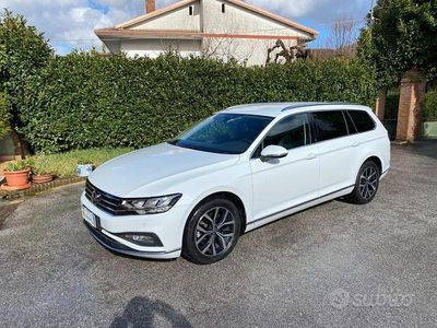 Usata VW Passat Executive 150 CV (110 kW) 2022 Bianco metallizzato Station wagon