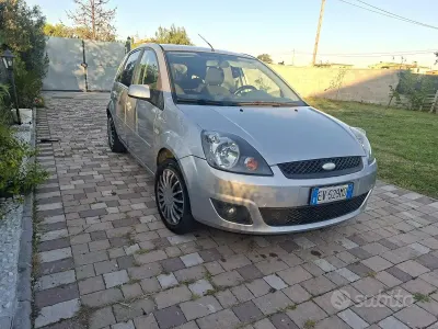 Usata Ford Fiesta 68 CV (50 kW) 2007 Grigio Utilitaria