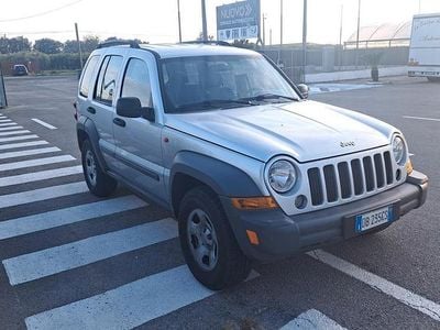 Usata Jeep Cherokee Sport 163 CV (119 kW) 2006 Argento SUV