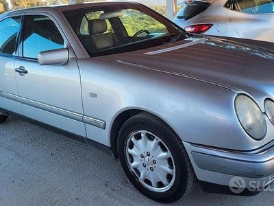 Usata Mercedes 200 Elegance 136 CV (100 kW) 1998 Grigio Berlina