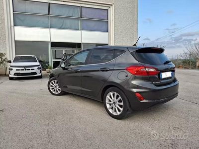 Usata Ford Fiesta Titanium 86 CV (63 kW) 2018 Grigio Utilitaria