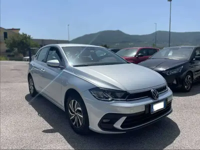 Usata VW Polo Life 95 CV (69 kW) 2023 Argento Utilitaria
