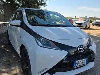 Usata Toyota Aygo X-clusiv 69 CV (50 kW) 2015 Bianco Utilitaria