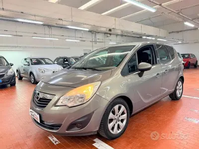Begagnad Opel Meriva 120 HK (88 kW) 2012 Grå Minibuss