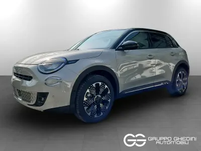 Nuova Fiat 600 La Prima 110 CV (80 kW) 2026 Bicolore sabbia tetto nero SUV