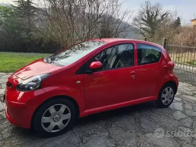 Begagnad Toyota Aygo 68 HK (50 kW) 2007 Röd Halvkombi