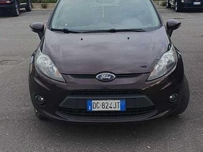 Usata Ford Fiesta 97 CV (71 kW) 2010 Rosso Utilitaria