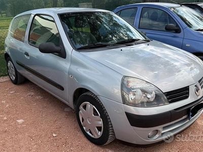 Usata Renault Clio II Authentique 58 CV (42 kW) 2004 Grigio Berlina