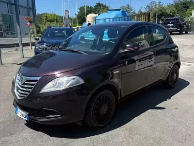 Usata Lancia Ypsilon Platinum 69 CV (50 kW) 2013 Viola Utilitaria