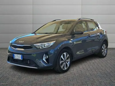 Usata Kia Stonic Style 120 CV (88 kW) 2022 Gray metallic SUV