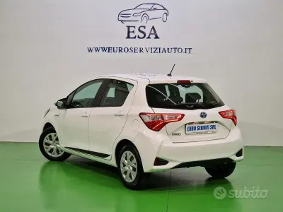Usata Toyota Yaris Hybrid Cool 73 CV (53 kW) 2018 Bianco Berlina