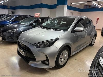 Usata Toyota Yaris Business Edition 72 CV (52 kW) 2023 Grigio Utilitaria
