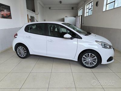 Usata Peugeot 208 Active 102 CV (75 kW) 2019 Bianco pastello Utilitaria