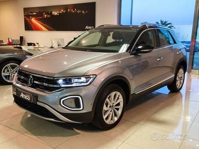 Usata VW T-Roc 116 CV (85 kW) 2023 Grigio chiaro SUV