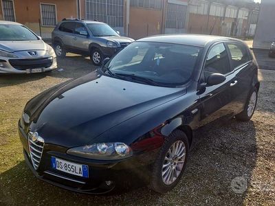 Begagnad Alfa Romeo 147 2008 Svart Halvkombi