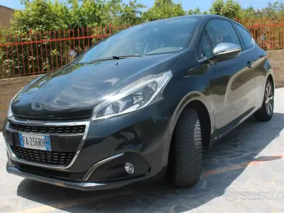 Usata Peugeot 208 Allure 75 CV (55 kW) 2015 Nero Utilitaria