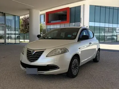 Usata Lancia Ypsilon 69 CV (50 kW) 2011 Bianco Utilitaria