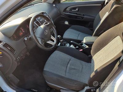 Begagnad Kia Ceed 90 HK (66 kW) 2012 Vit Halvkombi