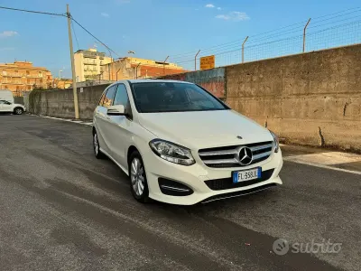 Usata Mercedes B180 109 CV (80 kW) 2017 Bianco Utilitaria
