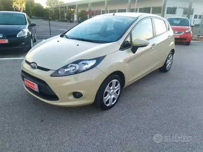 Usata Ford Fiesta 82 CV (60 kW) 2009 Beige Berlina
