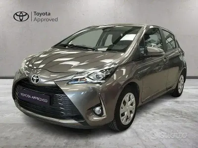 Usata Toyota Yaris Active 69 CV (50 kW) 2018 Marrone Berlina