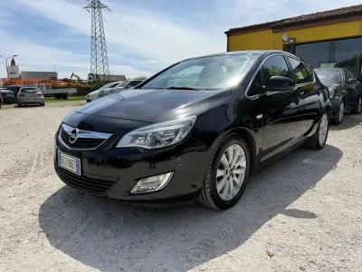 Käytetty Opel Astra 125 HP (91 kW) 2010 Musta Sedan