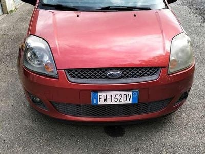 Usado Ford Fiesta 75 HP (55 kW) 2006 Vermelho Citadino
