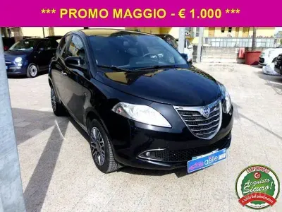 Usado Lancia Ypsilon 84 HP (61 kW) 2015 Preto Citadino