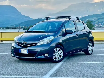 Usata Toyota Yaris Lounge 90 CV (66 kW) 2013 Nero Utilitaria