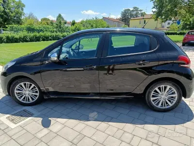 Usata Peugeot 208 2016 Nero Utilitaria