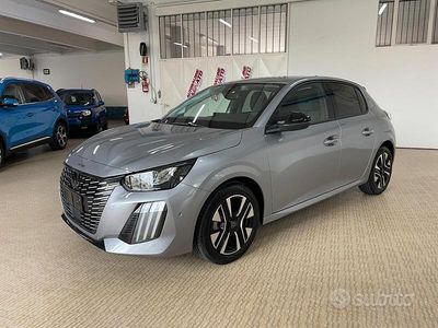 Usata Peugeot 208 Allure 101 CV (74 kW) 2024 Grigio Utilitaria