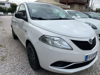 Usata Lancia Ypsilon 69 CV (50 kW) 2017 Bianco Utilitaria