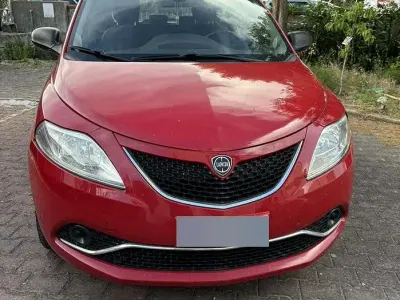 Usata Lancia Ypsilon 69 CV (50 kW) 2016 Rosso Utilitaria